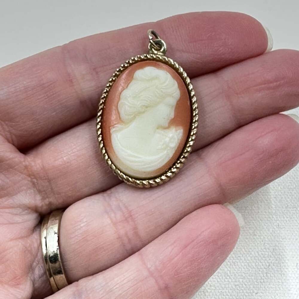 Vintage Sarah Coventry Gold Tone Shell Cameo Pendant Necklace